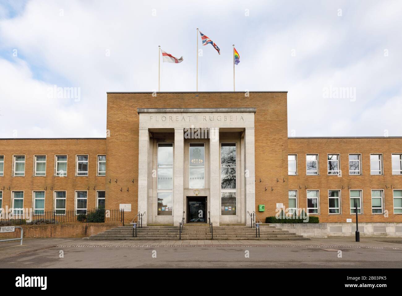 Rugby, Warwickshire, Großbritannien, Februar 2020: Vorderseite auf Ansicht der Rugby Town Hall, die sich auf Evreux Way befindet und die Büros des Rugby Borough Council enthält. Stockfoto