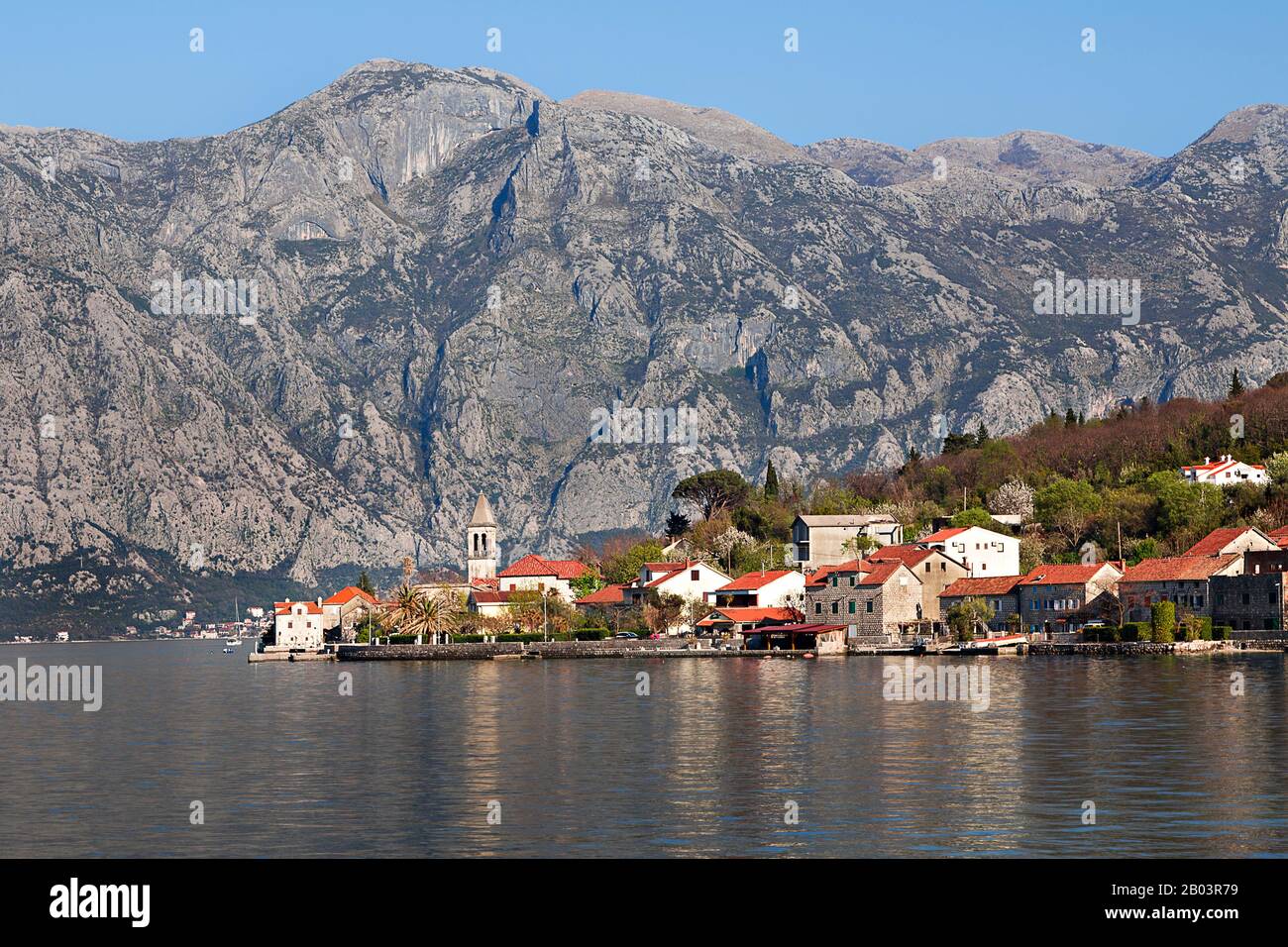 Blick auf Perast, kleine Stadt an der Adria, in der Bucht von Kotor, Montenegro Stockfoto