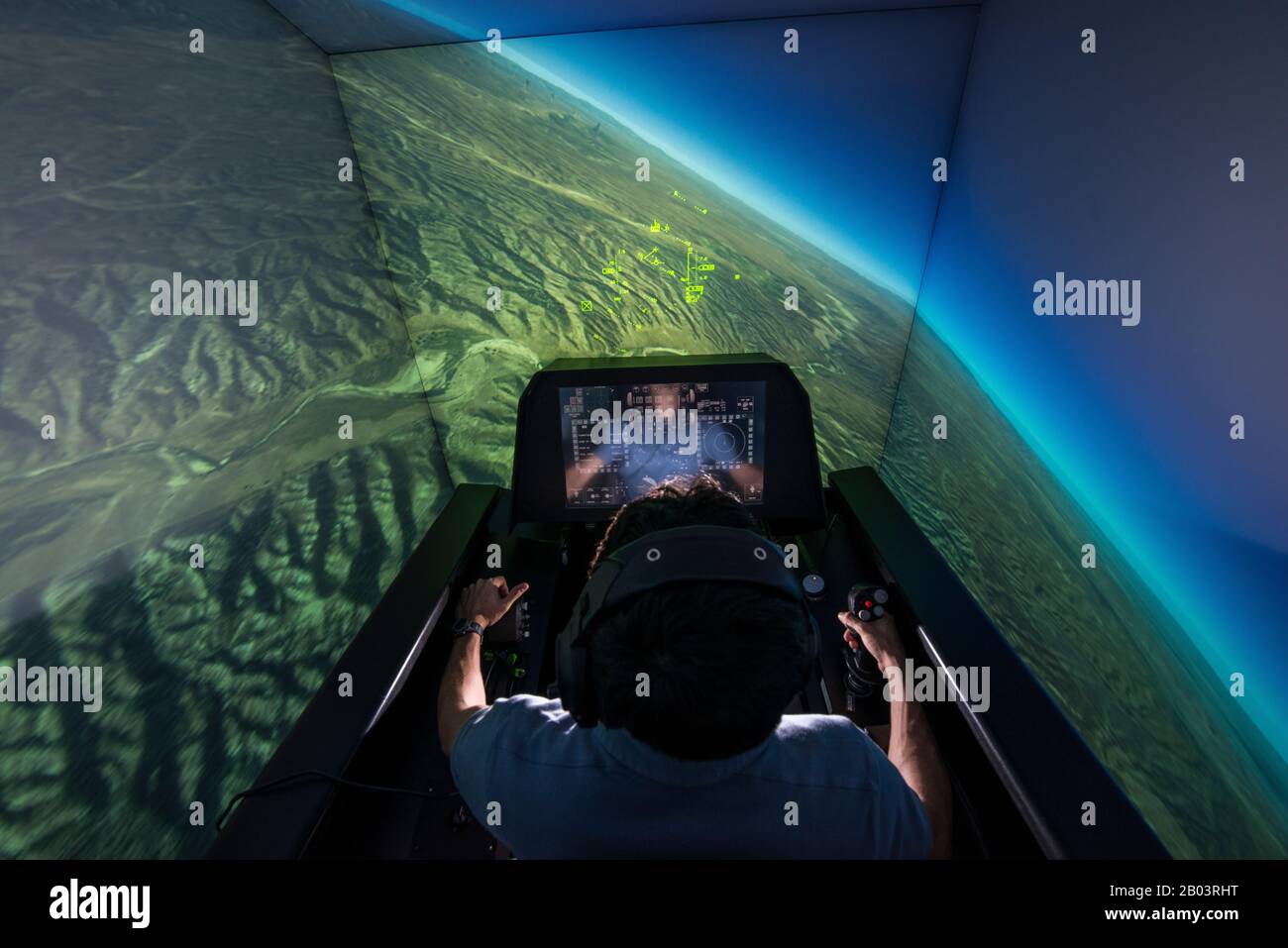 Zach Demers, ein Luft- und Raumfahrtingenieur, demonstriert das automatische System zur Vermeidung von Erdkollisionen in einem F-16-Flugsimulator im Air Force Research Laboratory, Wright-Patterson Air Force Base, 18. April 2016 in Dayton, Ohio. Auto GCAS ist so konzipiert, dass ein Jet automatisch vom Boden weggezogen wird, wenn ein Pilot nicht ausgerichtet oder nicht in der Lage ist, dies zu tun. Stockfoto