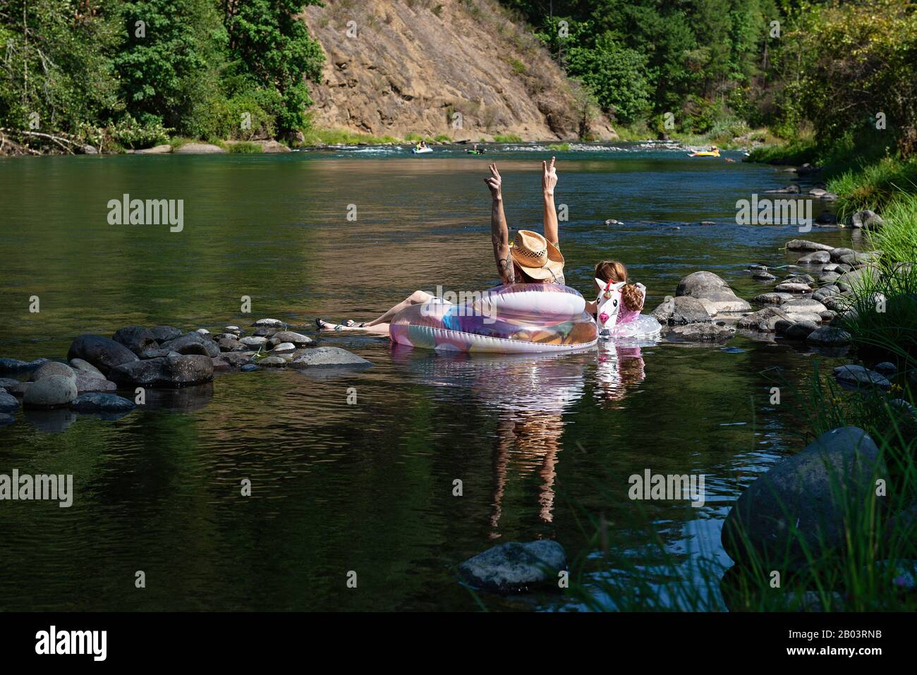 Menschen, die am North Santigam River, Oregon, hängen Stockfoto