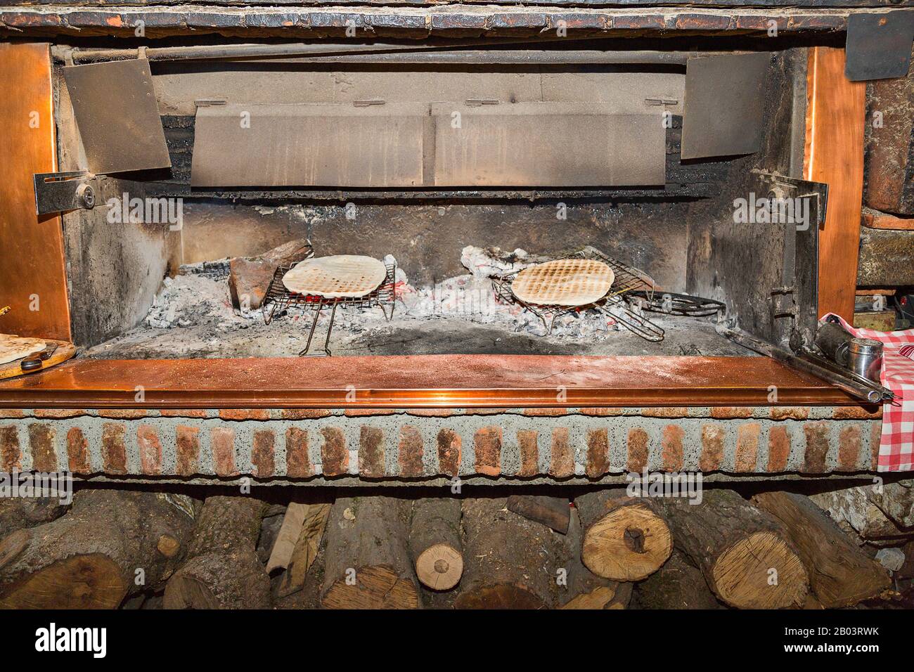 Feuerstelle zum Backen von albanischem Brot in Shkoder, Albanien. Stockfoto