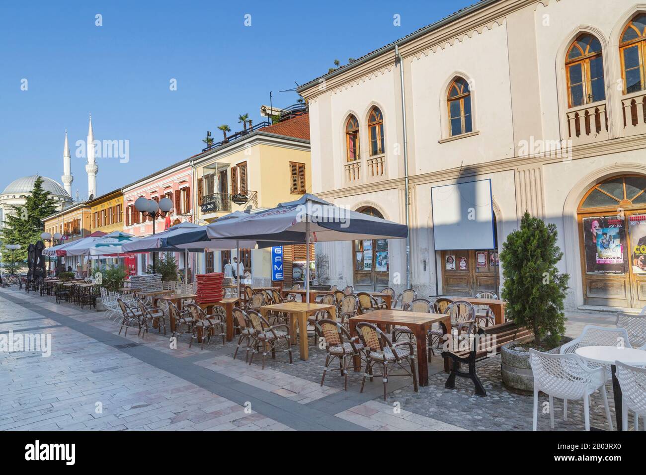 Blick auf die Fußgängerzone mit ihren Cafés und Geschäften in der Altstadt in Shkoder, Albanien Stockfoto