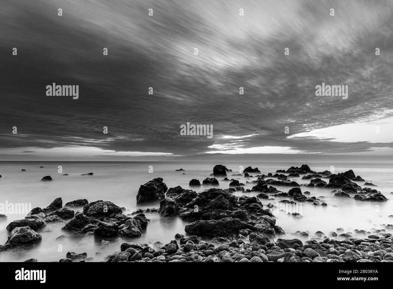 Langzeitbelichtung: Bild der Meeresalge bei Dämmerung an der Westküste von Tenera in Fonsalia, Kanarische Inseln, Spanien Stockfoto