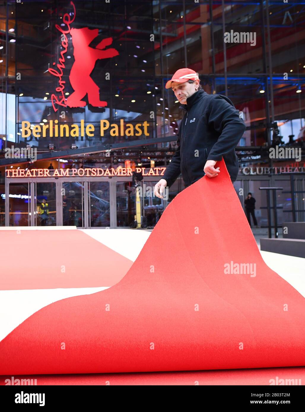 Berlin, Deutschland. Februar 2020. Ein Arbeiter rollt den Teppich für das 70. "Berlinale"-Filmfestival vor dem Berlinale Palast aus. Credit: Britta Pedersen / dpa-Zentralbild / dpa / Alamy Live News Stockfoto