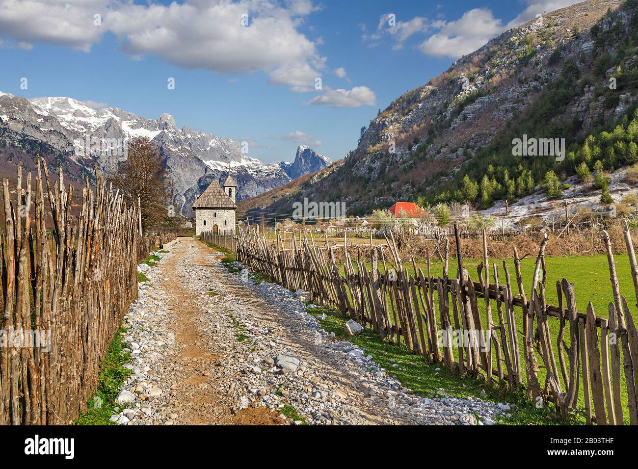 Dorfszene im Theth-Tal in Albanien Stockfoto