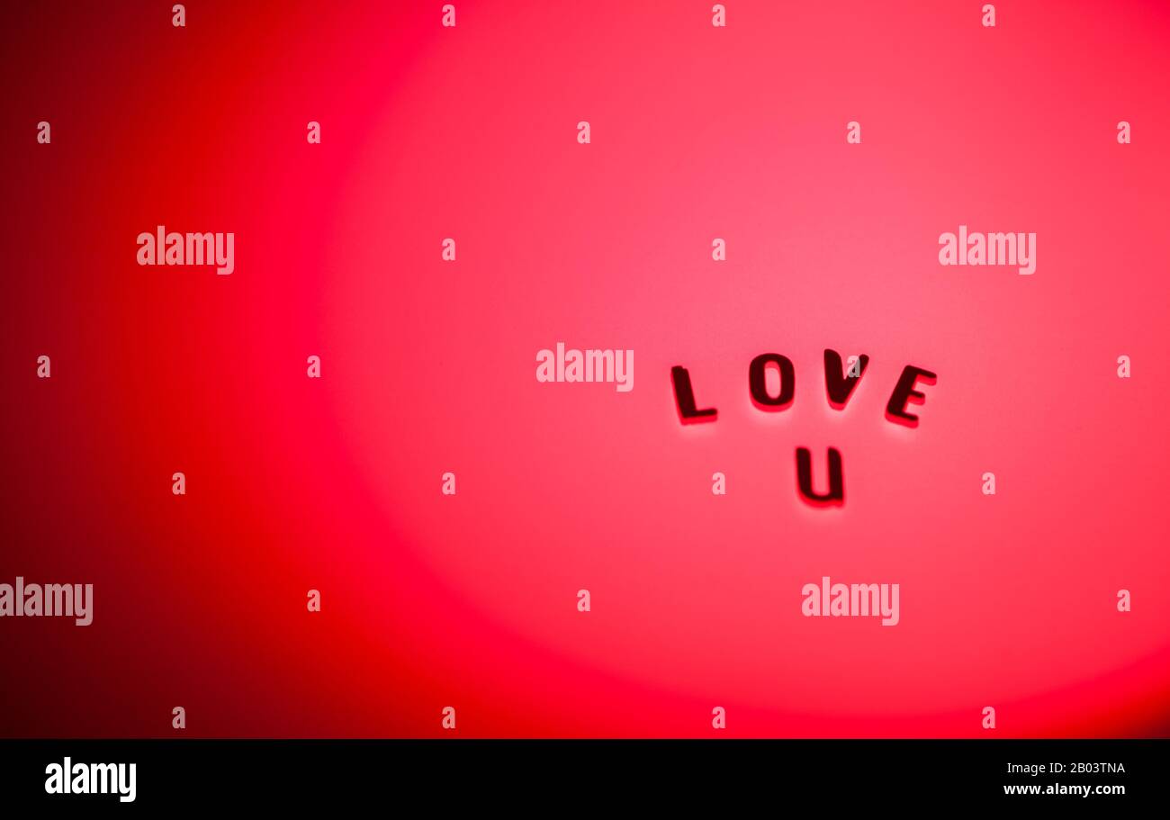 Liebe U Buchstaben auf leuchtend rotem Hintergrund Stockfoto