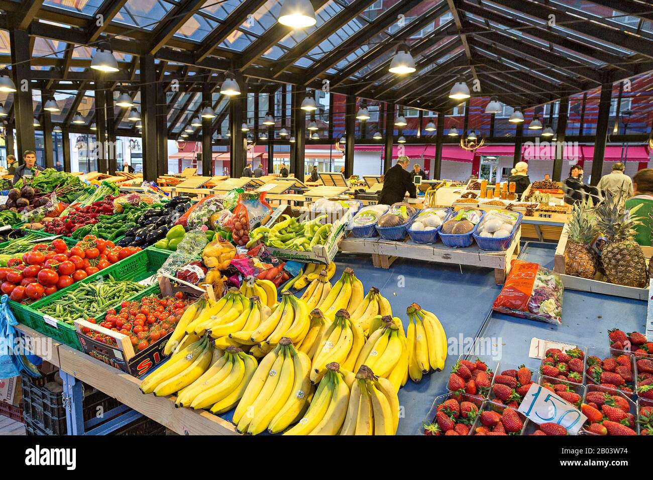 Obst- und Gemüsemarkt in Tirana, Albanien Stockfoto