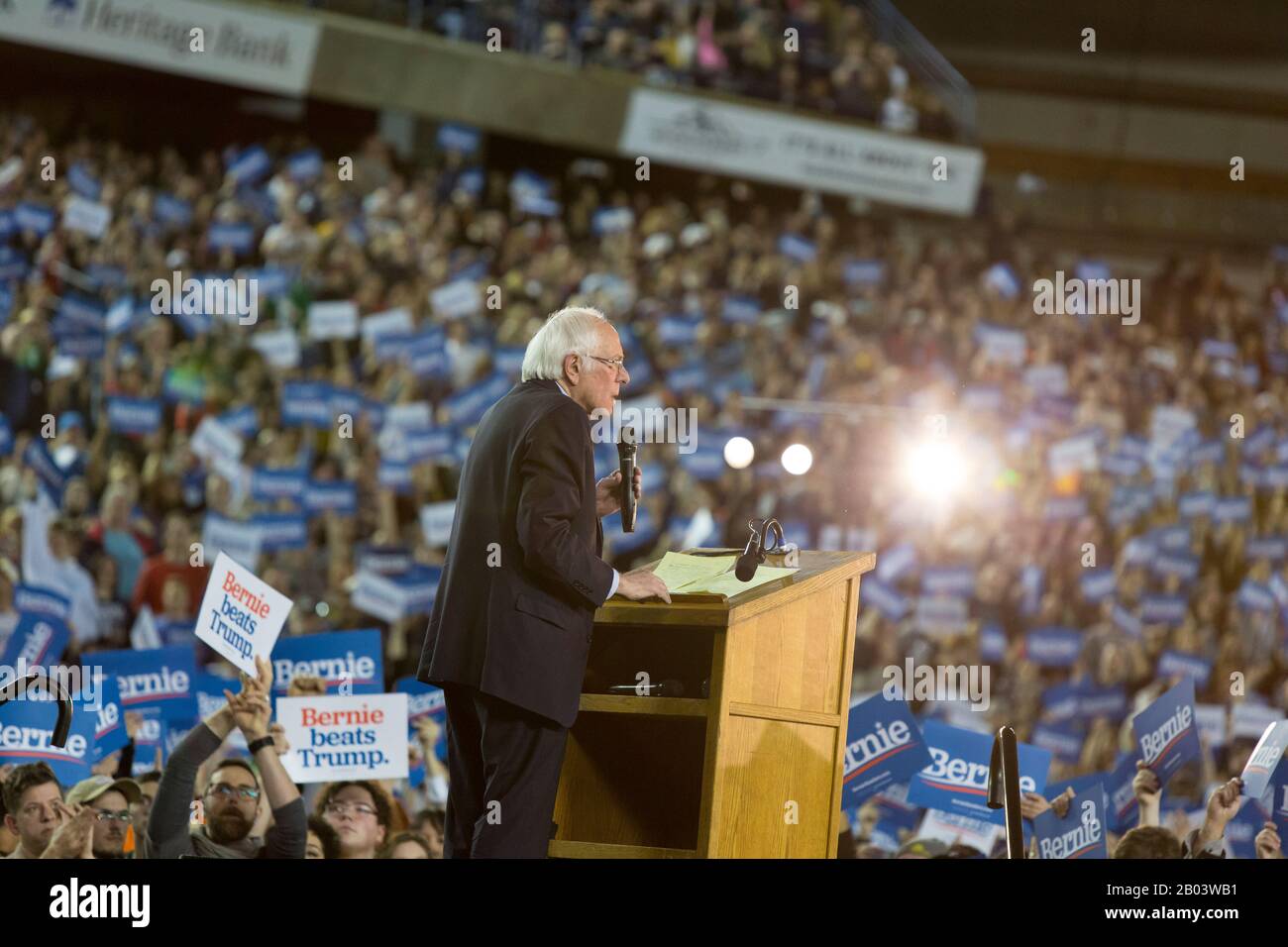 US-Senator BERNIE SANDERS spricht am Montag, 17. Februar 2020, bei einer Kundgebung in Tacoma, Washington, die Unterstützer an. Sanders kandidieren für die demokratische Nominierung 2020 für den präsidenten gegen ein überfülltes Kandidatenfeld. Stockfoto