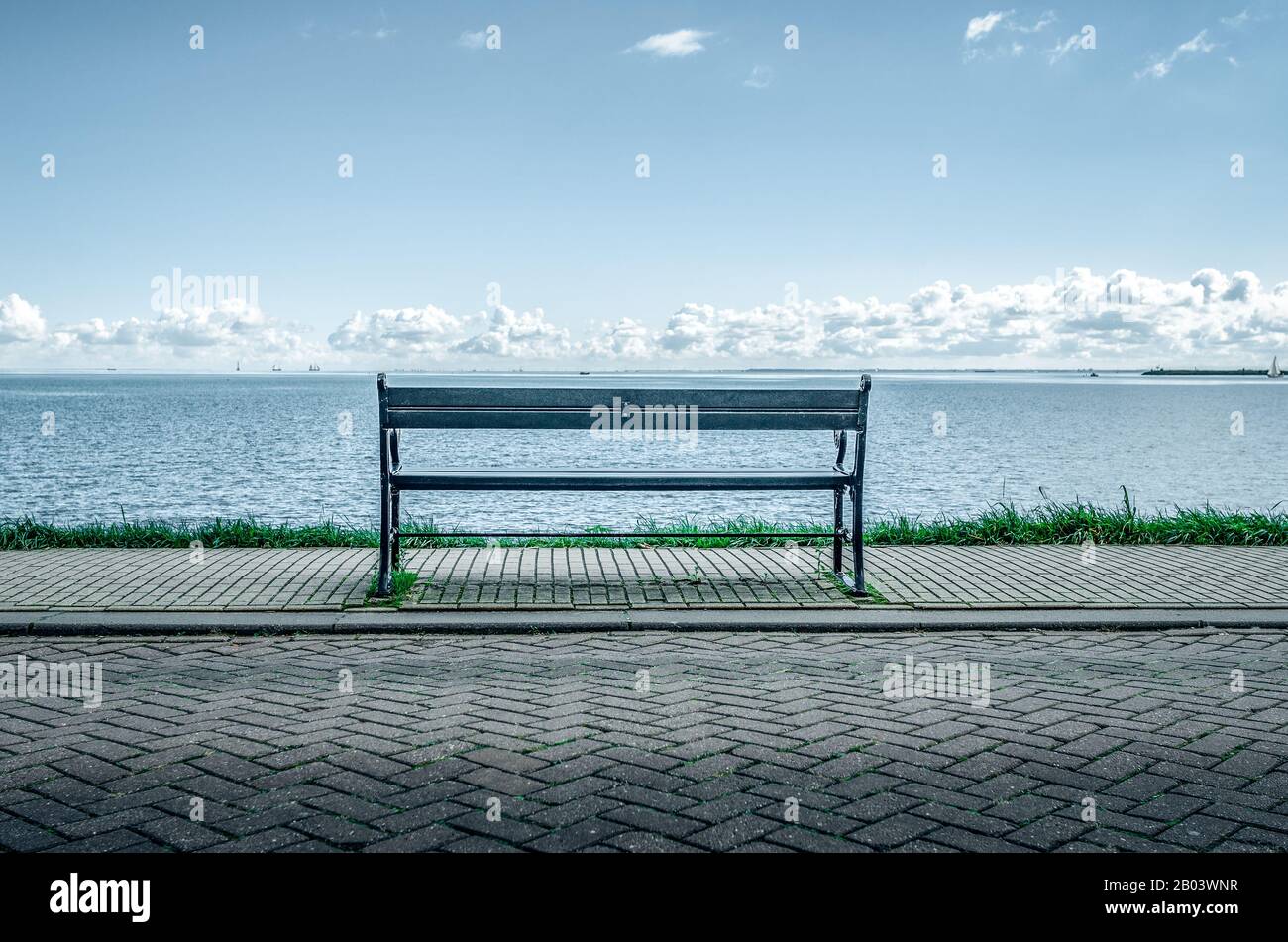 Bank am Ufer eines Sees oder eines Meeres. Stockfoto