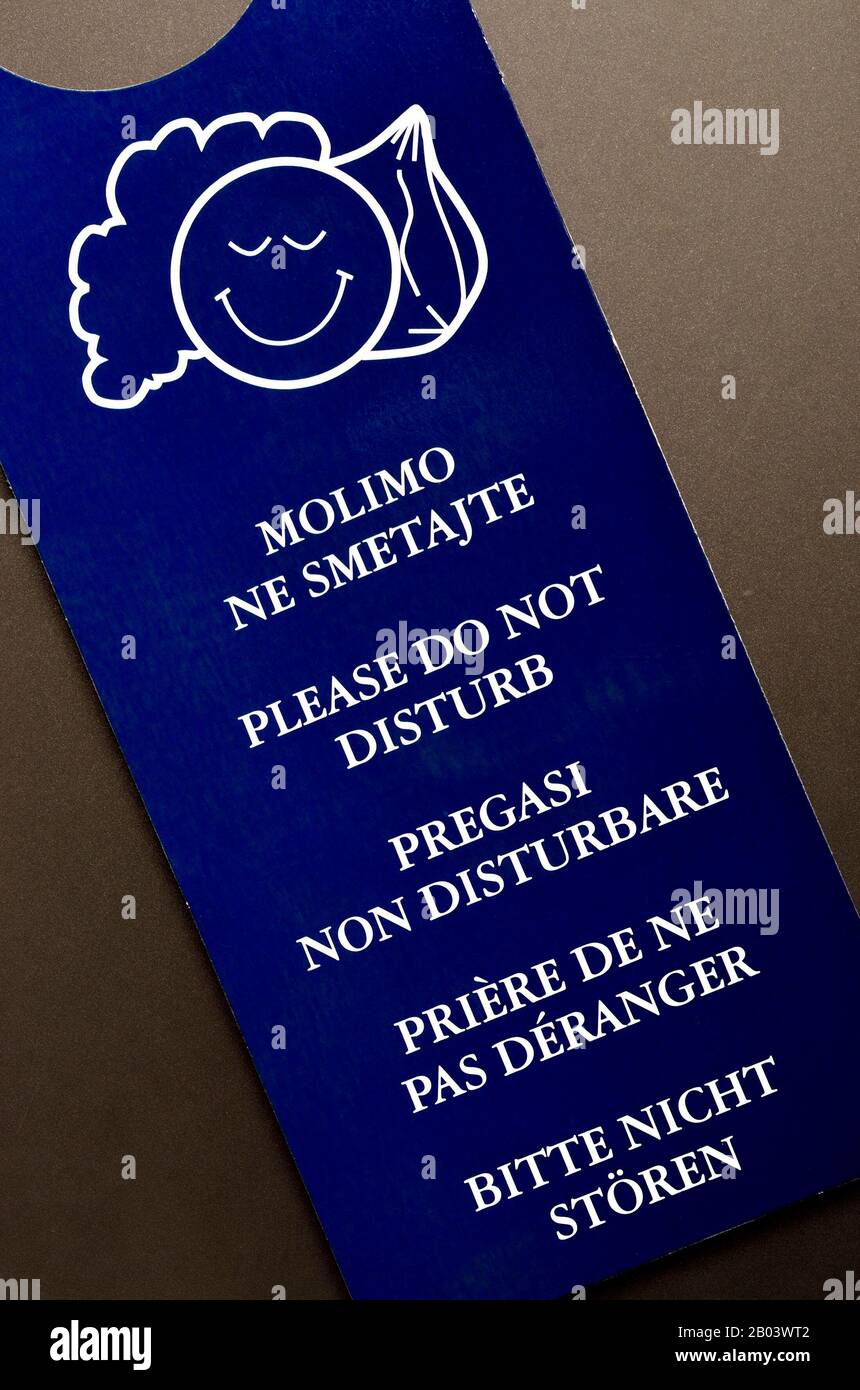 Mehrsprachiges Schild an der (kroatischen) Hoteltür - "Bitte nicht stören" auf Kroatisch, Englisch, Italienisch, Französisch und Deutsch Stockfoto