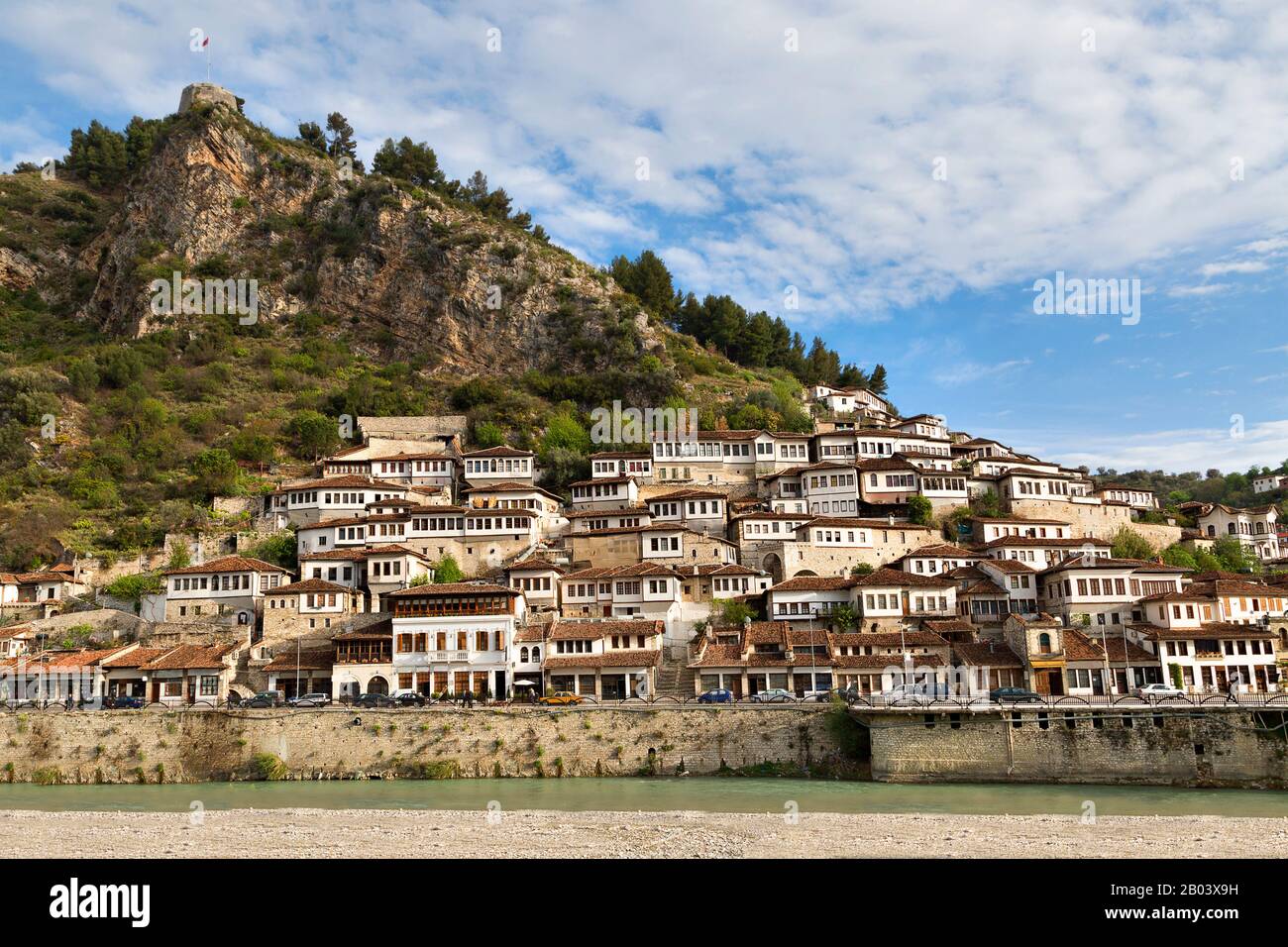Blick auf die Häuser im orientalischen Stil von Berat in Albanien Stockfoto