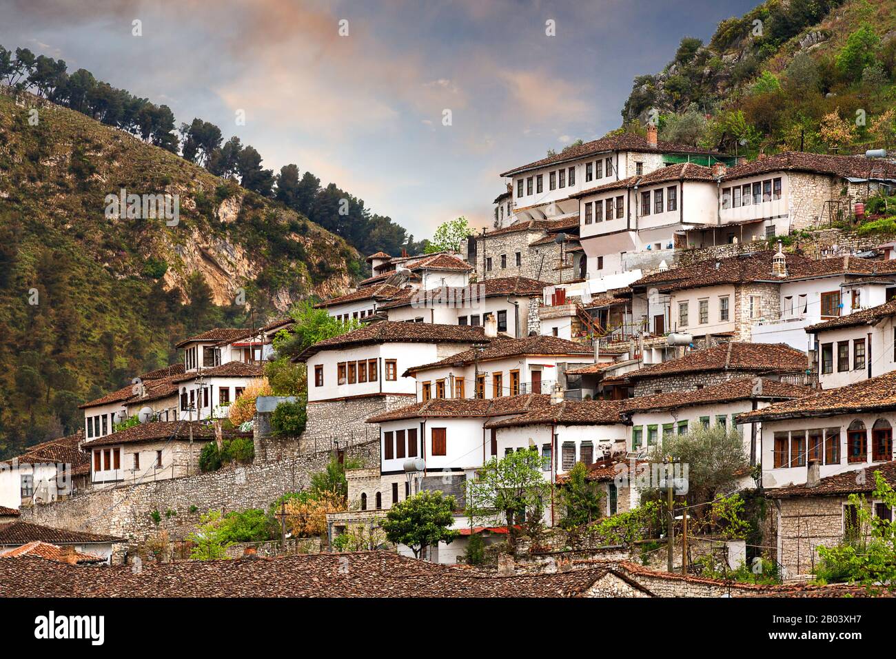 Blick auf die Häuser im orientalischen Stil von Berat in Albanien Stockfoto