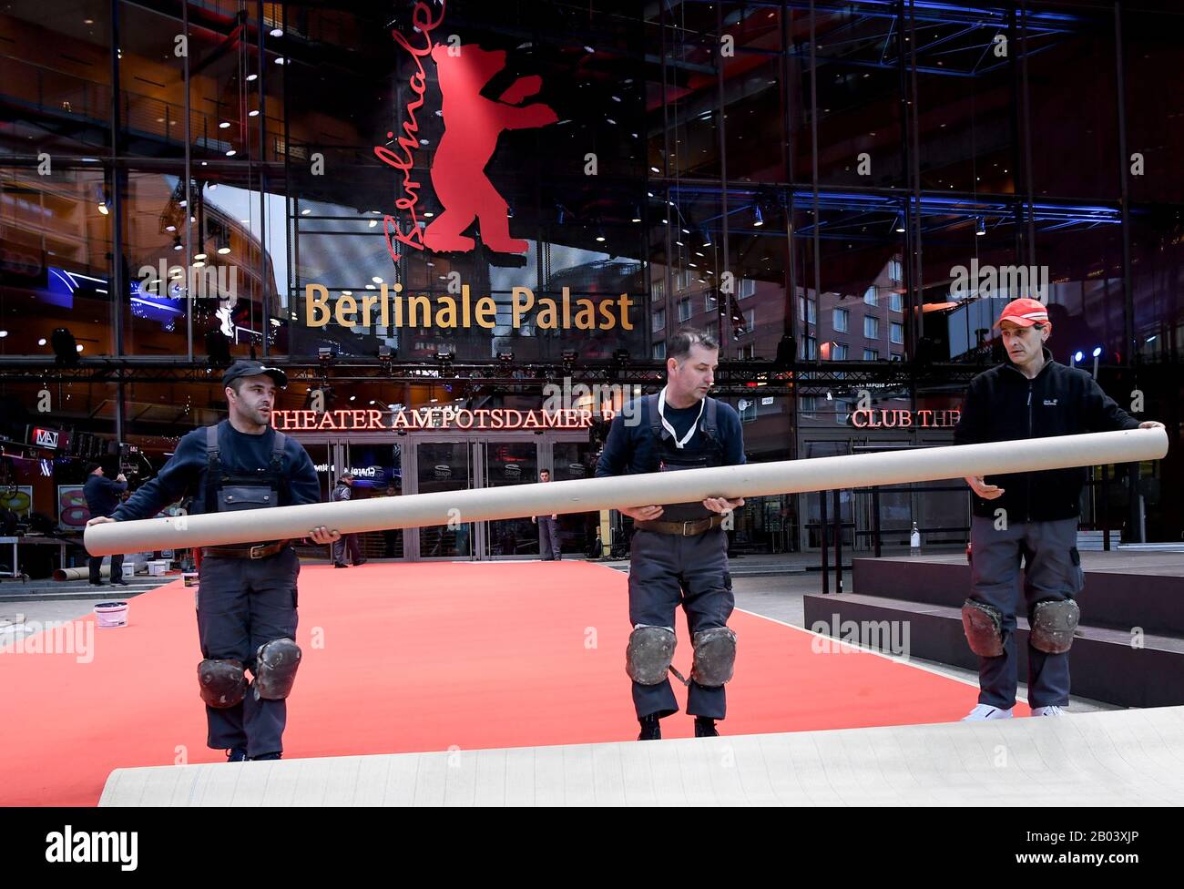 Berlin, Deutschland. Februar 2020. Die Arbeiter rollen den Teppich für das 70. "Berlinale"-Filmfestival vor dem Berlinale Palast aus. Credit: Britta Pedersen / dpa-Zentralbild / dpa / Alamy Live News Stockfoto