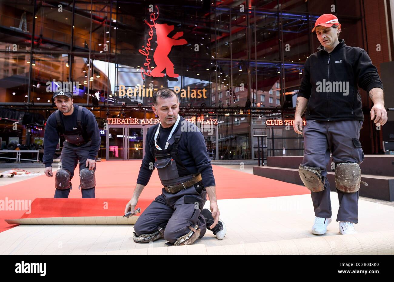 Berlin, Deutschland. Februar 2020. Die Arbeiter rollen den Teppich für das 70. "Berlinale"-Filmfestival vor dem Berlinale Palast aus. Credit: Britta Pedersen / dpa-Zentralbild / dpa / Alamy Live News Stockfoto