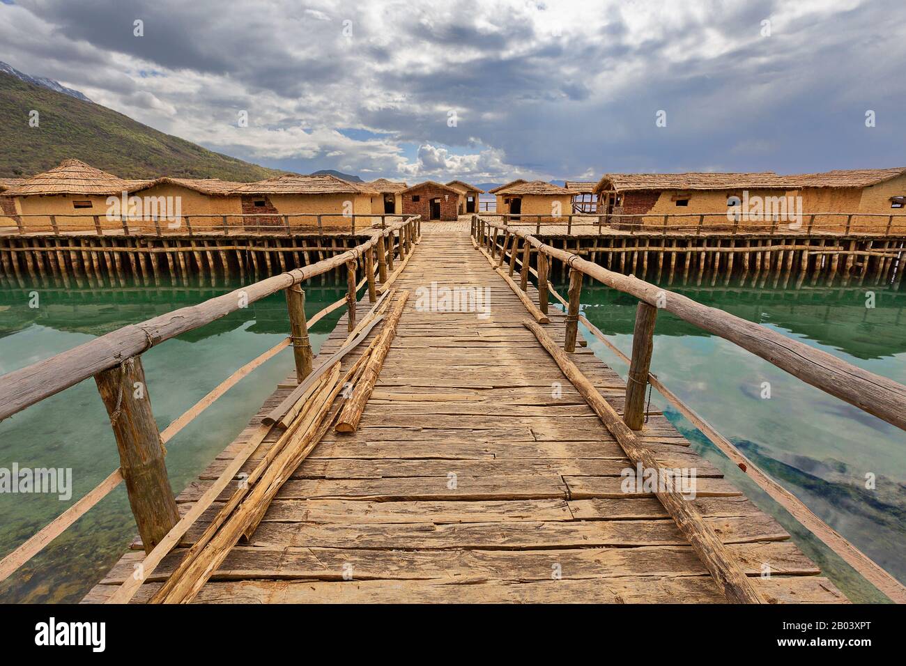 Blick über die Bucht der Knochen am Ohridsee mit Häusern auf Stelzen, in Mazedonien Stockfoto