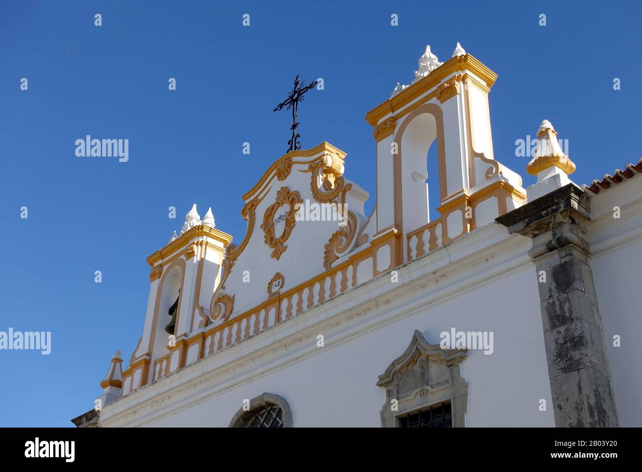 Architekturdetails der Kirche Igreja Universal do Reino de Deus (IURD), In Tavira An Der Algarve Portugal Stockfoto