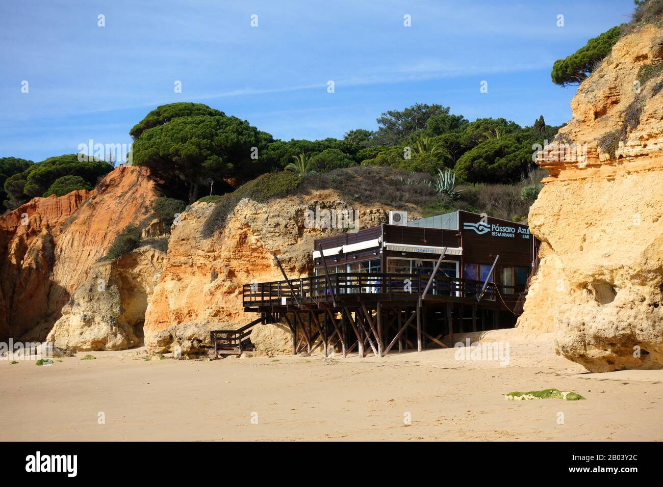 Olhos De Agua Beach Mit Dem Restaurant O Pássaro Azul Direkt Am Sand Olhos De Agua An Der Algarve Portugal Stockfoto