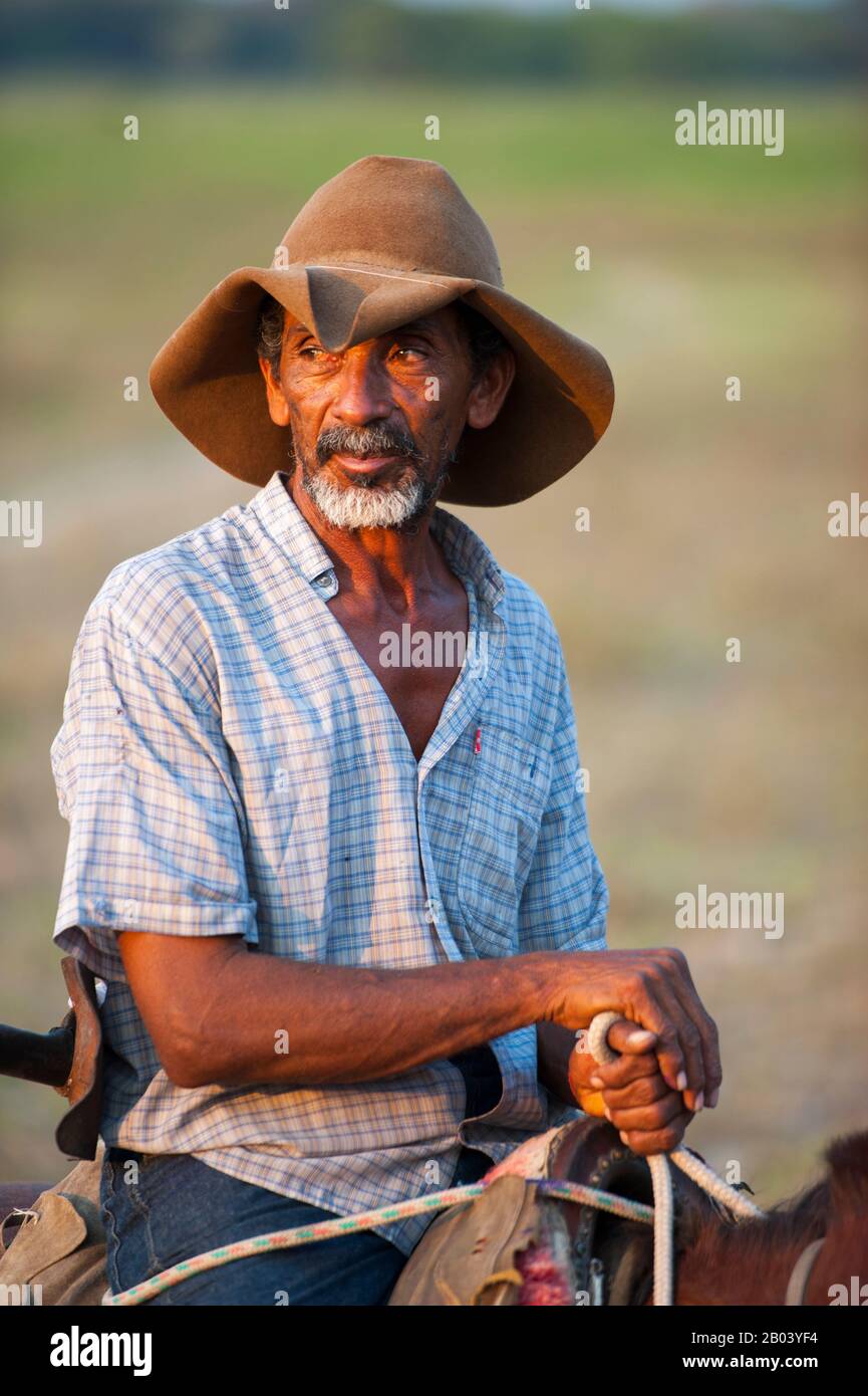 Porträt eines Pantaneiro (lokaler Cowboy) auf seinem Pferd in der Pouso Alegre Lodge im nördlichen Pantanal in der brasilianischen Provinz Mato Grosso. Stockfoto