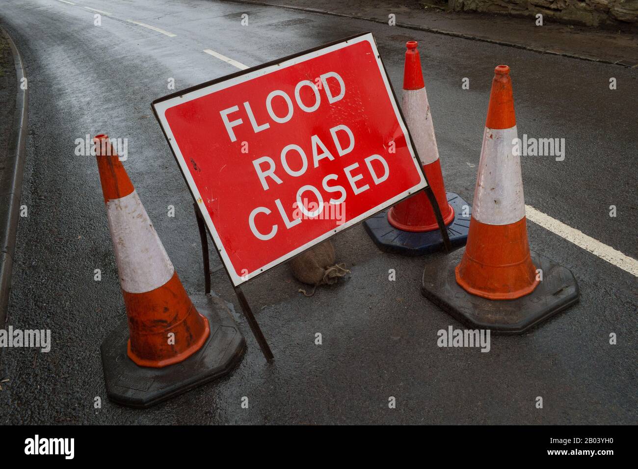 Flutszene, Lower Lydbrook, Gloucestershire, Storm Dennis, River Wye, Forest Of Dean, Street Scene, Floods Sign, British, UK, Regenschirm Stockfoto