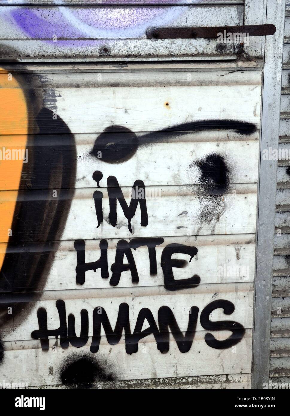 Graffiti, die sagen "Ich hasse Menschen", schmücken eine Wand auf einer Straße in Manchester, Großbritannien Stockfoto