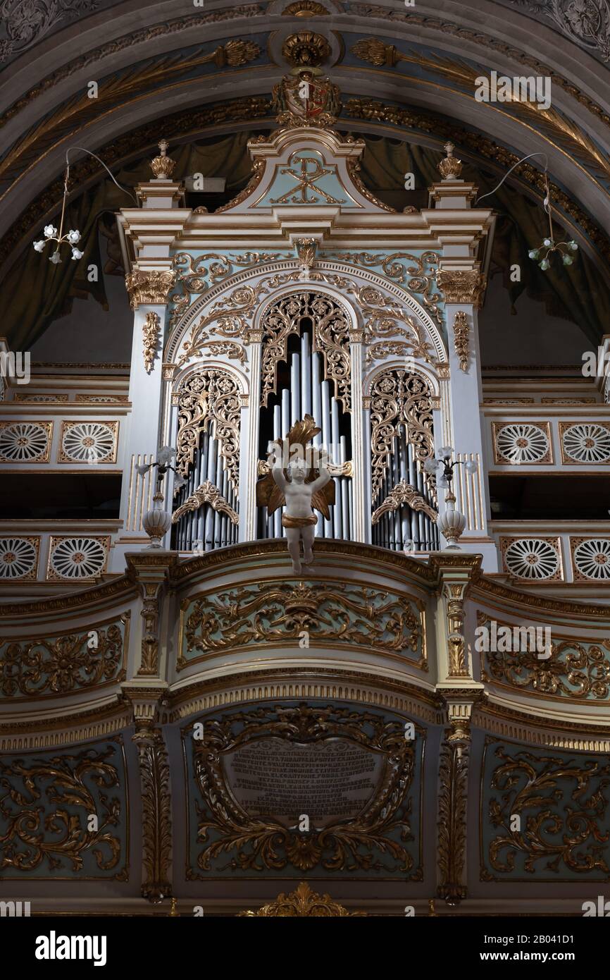 Pfeifenorgel in der Collegiatskirche des Sankt-Lorenz-Innenraums in Birgu (Vittoriosa), Malta Stockfoto