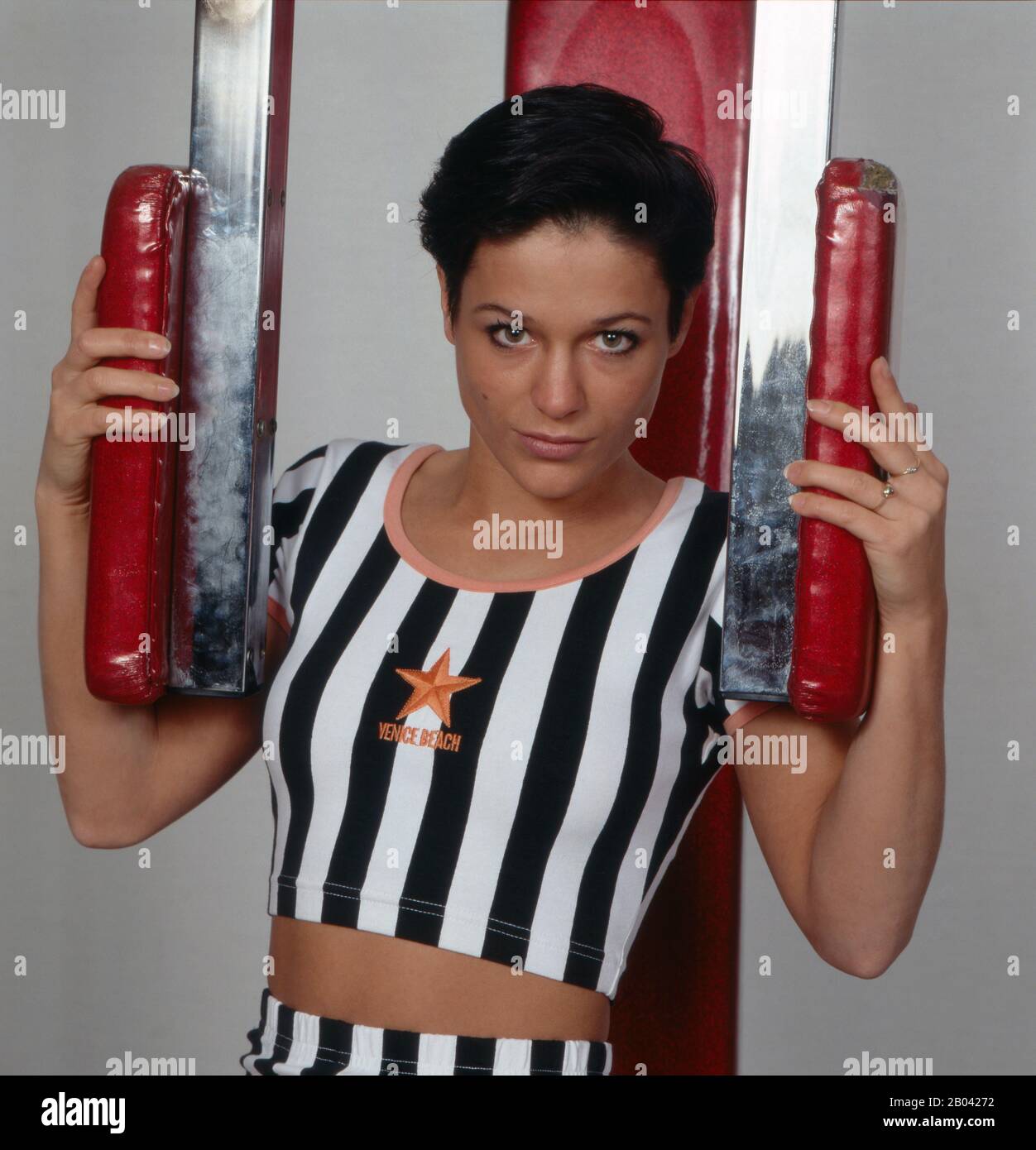 Deutsche Schlagersängerin Michelle bei einem Fotoshooting im Fitness-Studio Deutschland um 1995. Deutsche Pop-Sängerin Michelle bei einem Fotoshooting in einem Fitness-Studio, Deutschland um 1995. Stockfoto