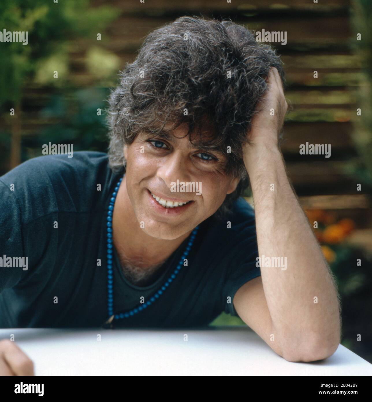 Portrat vom französisch libanesischen Schlagersänger Ricky Shayne vor einem Auftrag für die ZDF-Sendung DIE HITPARADE, Deutschland 1987. Porträt des französischen libanesischen Popsängers Ricky Shayne vor einem Auftritt für die ZDF-Sendung DIE HITPARADE, Deutschland 1987. Stockfoto