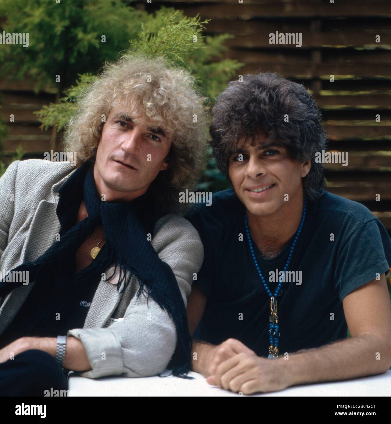 Foto vom französisch libanesischen Schlagersänger Ricky Shayne und vom Musiker Lord Ulli vor einem Auftritt für die ZDF-Sendung DIE HITPARADE, Deutschland 1987. Foto des französischen libanesischen Popsängers Ricky Shayne und des Musikers Lord Ulli vor einem Auftritt für die ZDF-Sendung DIE HITPARADE, Deutschland 1987 Stockfoto