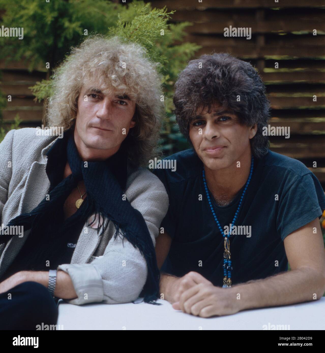 Foto vom französisch libanesischen Schlagersänger Ricky Shayne und vom Musiker Lord Ulli vor einem Auftritt für die ZDF-Sendung DIE HITPARADE, Deutschland 1987. Foto des französischen libanesischen Popsängers Ricky Shayne und des Musikers Lord Ulli vor einem Auftritt für die ZDF-Sendung DIE HITPARADE, Deutschland 1987 Stockfoto