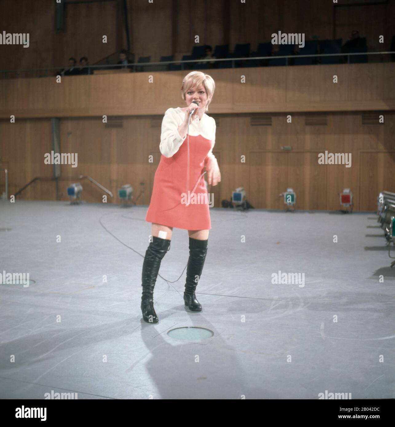 Rita Pavone, italienische Schlagersängerin, in Hamburg, Deutschland 1960er Jahre. Italienische Schlager-Sängerin Rita Pavone in Hamburg, Deutschland, 1960er Jahre. Stockfoto