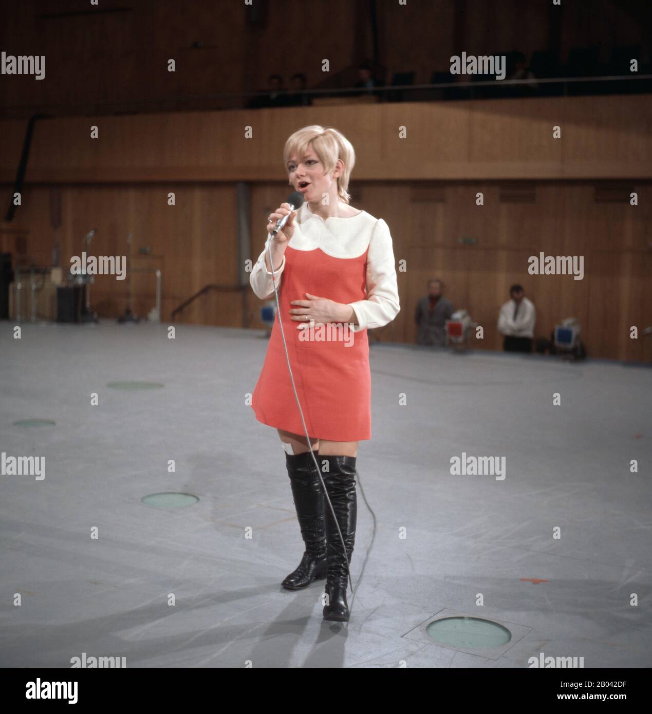 Rita Pavone, italienische Schlagersängerin, in Hamburg, Deutschland 1960er Jahre. Italienische Schlager-Sängerin Rita Pavone in Hamburg, Deutschland, 1960er Jahre. Stockfoto