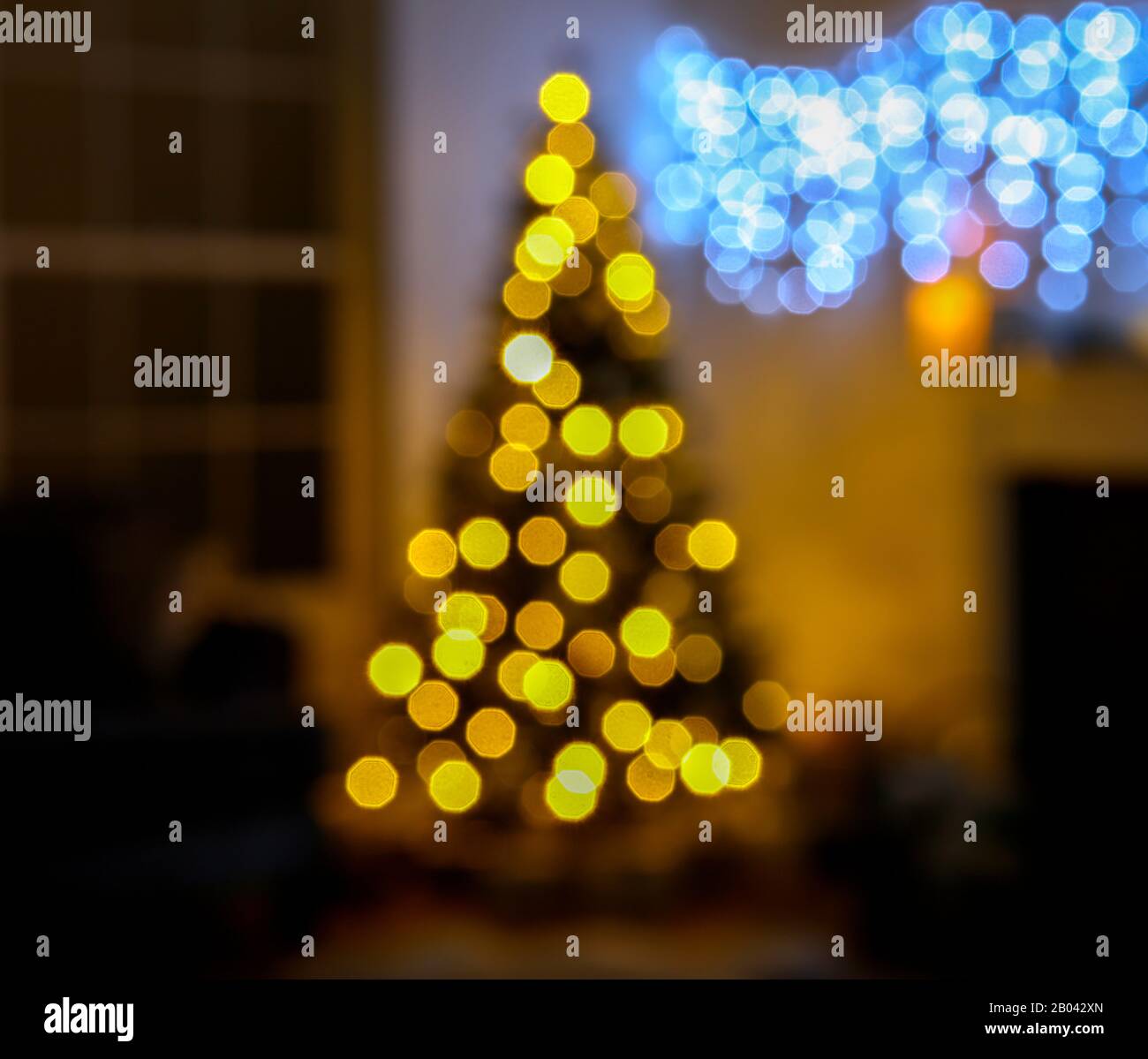 Weihnachtsbaum mit verschwommenen Lichtern, unscharf, weich, Bokeh-Effekt Stockfoto