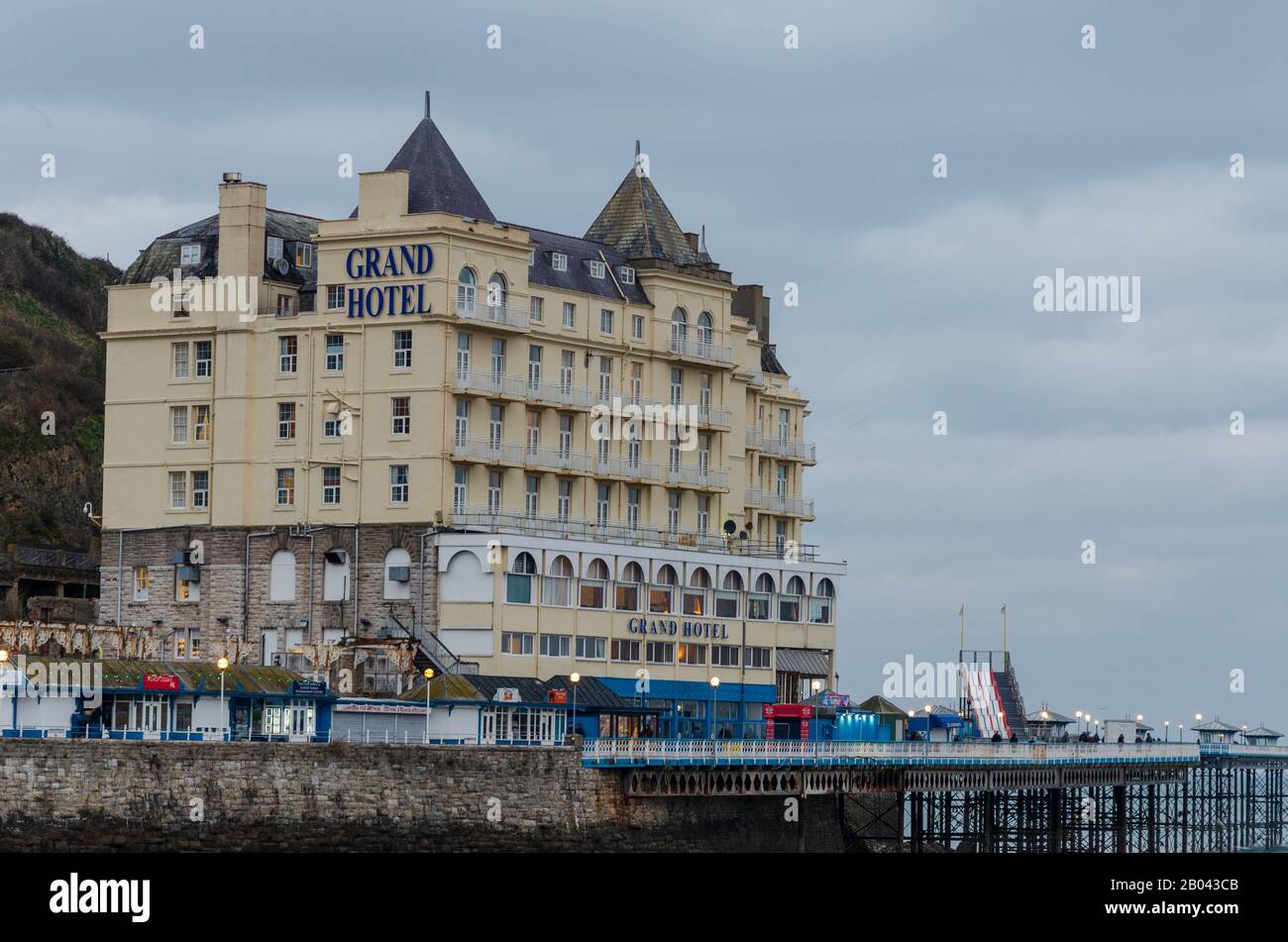 Llandudno, Großbritannien: 25. Januar 2020: Das Grand Hotel befindet sich seit 2004 im Besitz von Britannia Hotels. Einst das größte Hotel in wales, befindet es sich in einem beherrschenden Gelände a Stockfoto