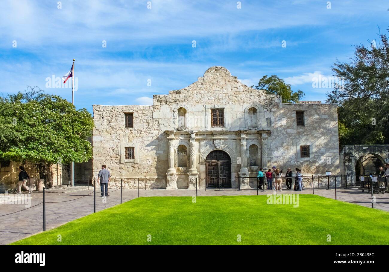 Das historische Alamo, in dem die berühmte Schlacht stattfand, und Touristen, die darauf warteten, San Antonio Texas USA 10 18 2012 zu betreten Stockfoto