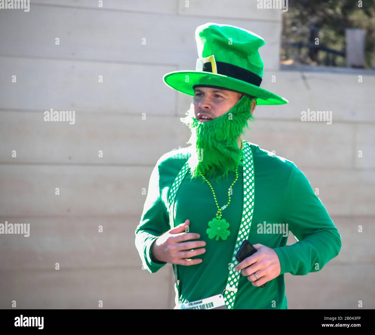 Tulsa USA 3-16-2019 Mann gekleidet wie Leprechaun mit grünem Bart und Hutjoggen im jährlichen Saint Patrick's Day Run Stockfoto