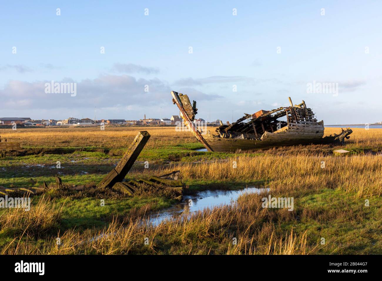 Fleetwood, Lancs - Rückgang Der Fischindustrie - Die verrottendem Hucken alter Boote zerfallen in den Sanden von Fleetwood Marshes neben dem Fluss Wyre Stockfoto