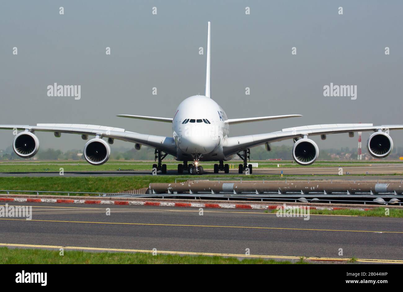 Paris/Frankreich - 24. April 2015: Air France Airbus A380 F-HPJI Passagierflugzeug Ankunft und Landung am Flughafen Paris Charles de Gaulle Stockfoto