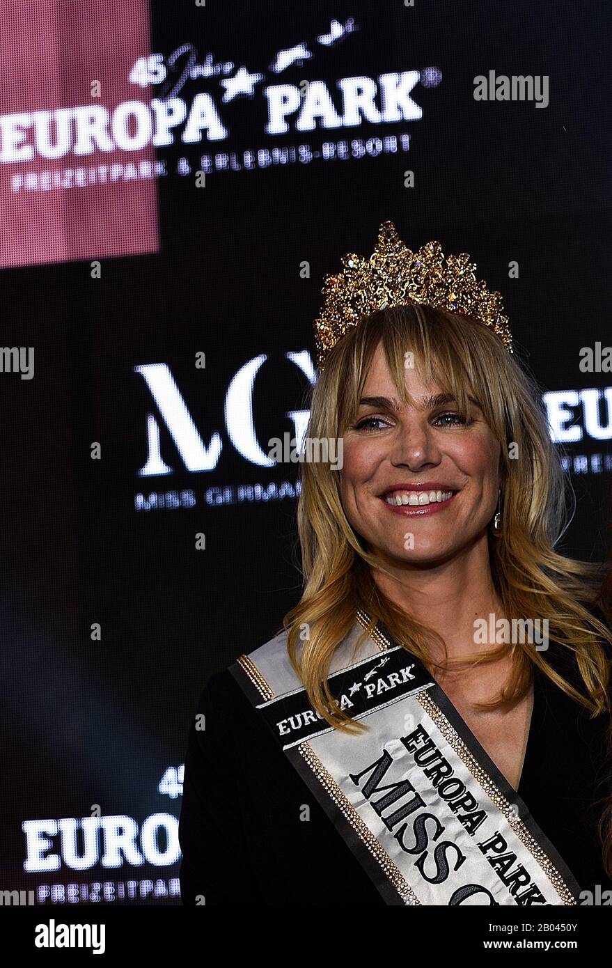 15. Februar 2020: Leonie von Hase gewinnt beim Miss Germany Finale in der Europa-Park Arena in der süddeutschen Stadt Rust den jährlichen Schönheitskontext. Leonie von Hase, 35, wird am Samstag, 15. Februar, auf der nationalen Schönheits-Pageant in Deutschland mit dem Titel "Miss Germany 2020" ausgezeichnet, der vor Lara Runarsson, Michelle-Anastasia Masalis und 13 weiteren Finalisten steht. Von Hase war der älteste Teilnehmer am diesjährigen Finale des Schönheitswettbewerbs, das den Slogan "Empowering Authentic Womenâ Credit: Abdelwaheb Omar/IMAGESLIVE/ZUMA Wire/Alamy Live News" übernommen hatte Stockfoto