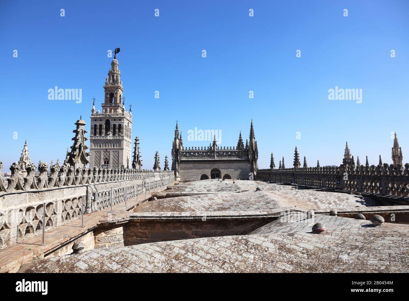 Giralda Tower fotografiert vom Dach der Kathedrale von Sevilla Stockfoto