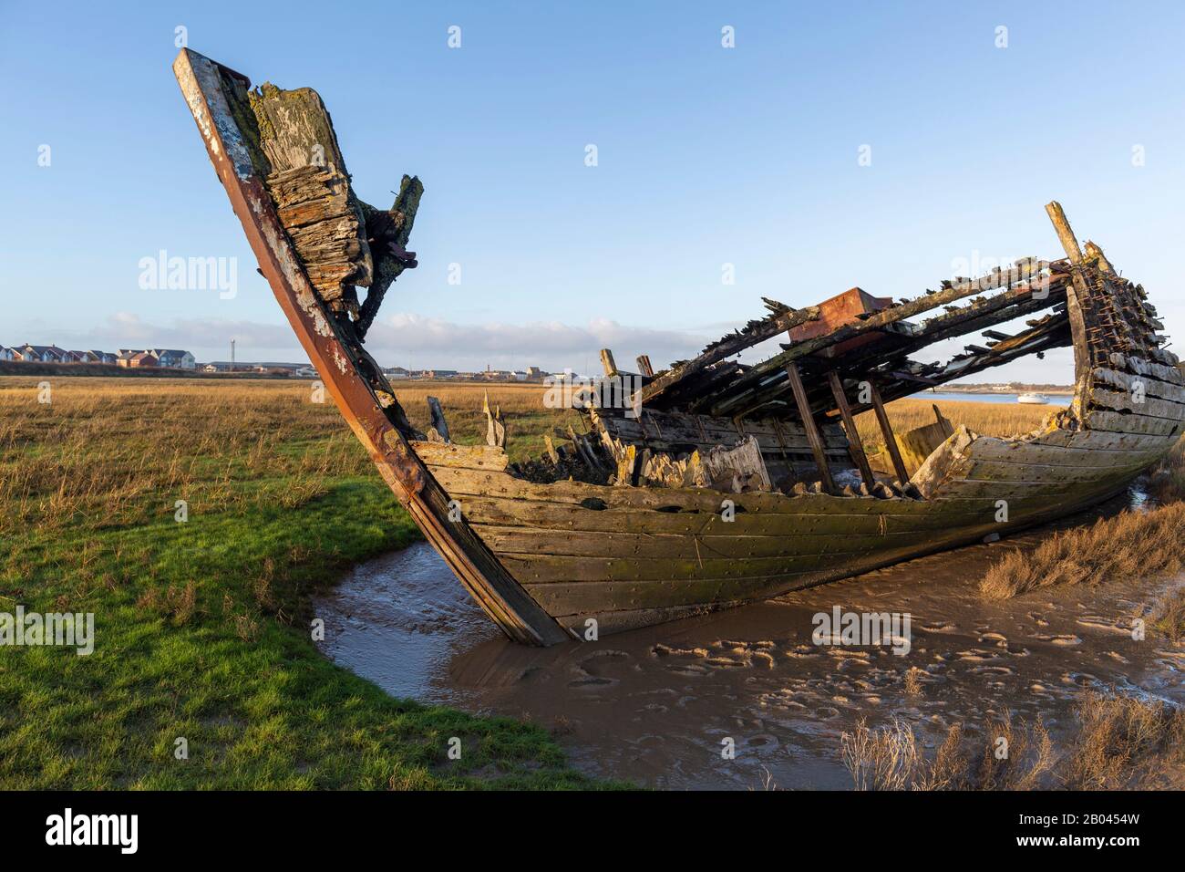 Fleetwood, Lancs - Rückgang Der Fischindustrie - Die verrottendem Hucken alter Boote zerfallen in den Sanden von Fleetwood Marshes neben dem Fluss Wyre Stockfoto
