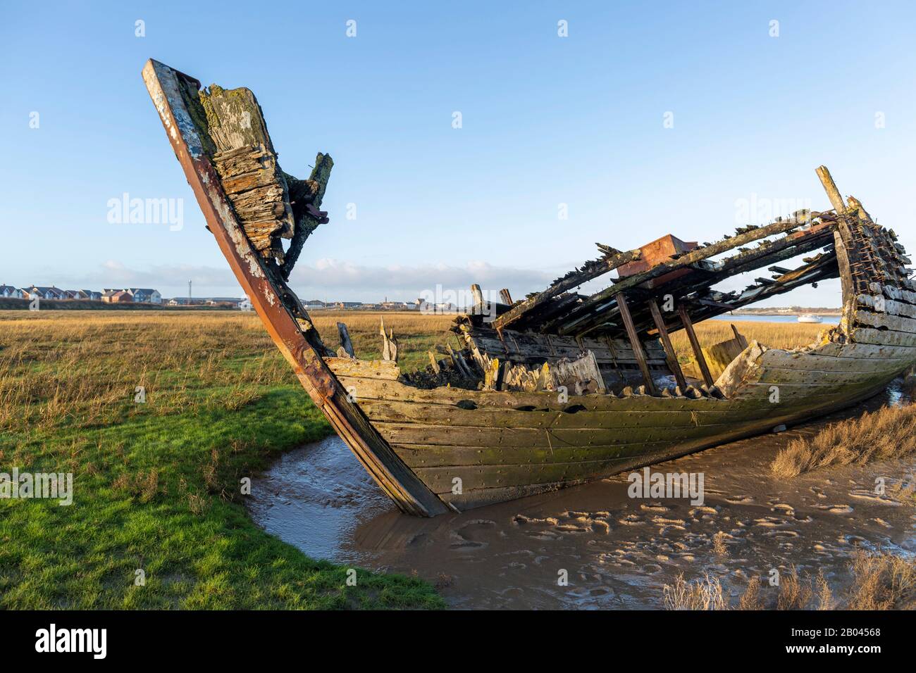 Fleetwood, Lancs - Rückgang Der Fischindustrie - Die verrottendem Hucken alter Boote zerfallen in den Sanden von Fleetwood Marshes neben dem Fluss Wyre Stockfoto