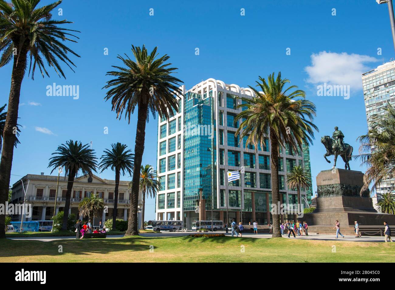 Der Unabhängigkeitsplatz (Plaza Independencia) mit einer Statue von Gen. José Gervasio Artigas, Vater Uruguays und Held seiner Unabhängigkeitsbewegung, in Stockfoto