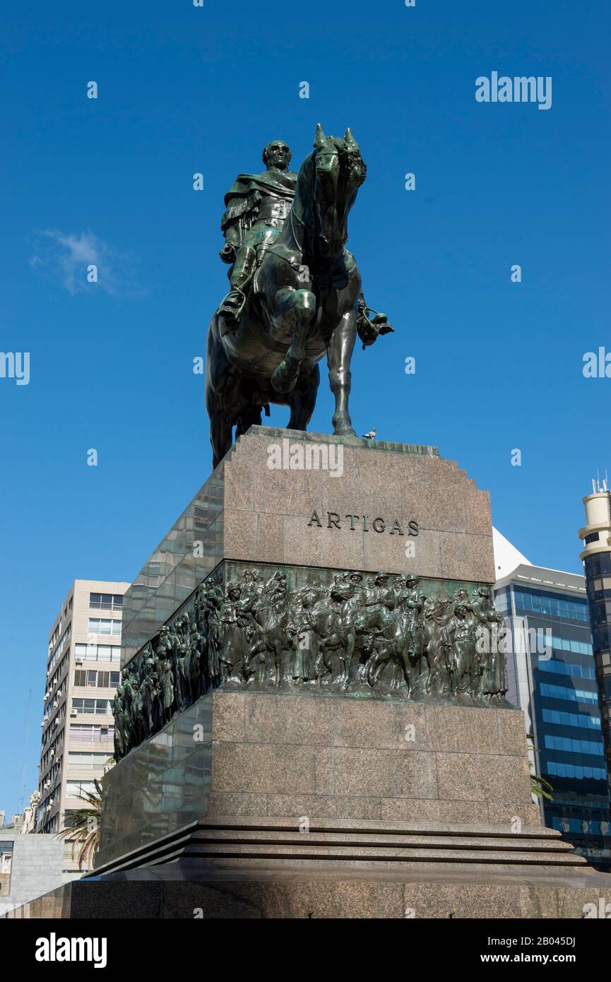 Statue von Gen. José Gervasio Artigas, Vater Uruguays und Held seiner Unabhängigkeitsbewegung, im Zentrum des Unabhängigkeitsplatzes (Plaza Indepen Stockfoto