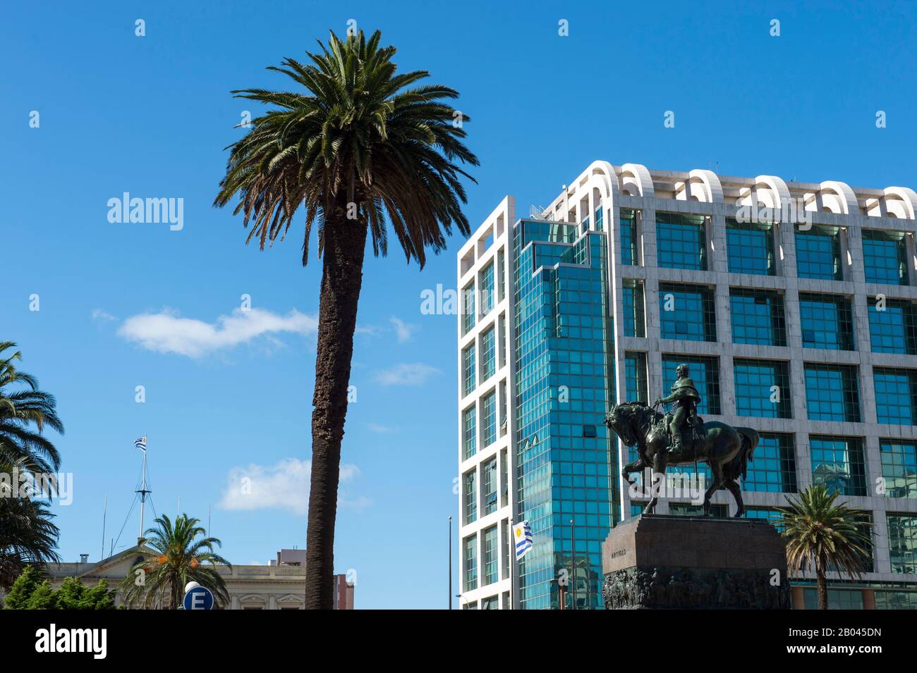 Statue von Gen. José Gervasio Artigas, Vater Uruguays und Held seiner Unabhängigkeitsbewegung, im Zentrum des Unabhängigkeitsplatzes (Plaza Indepen Stockfoto