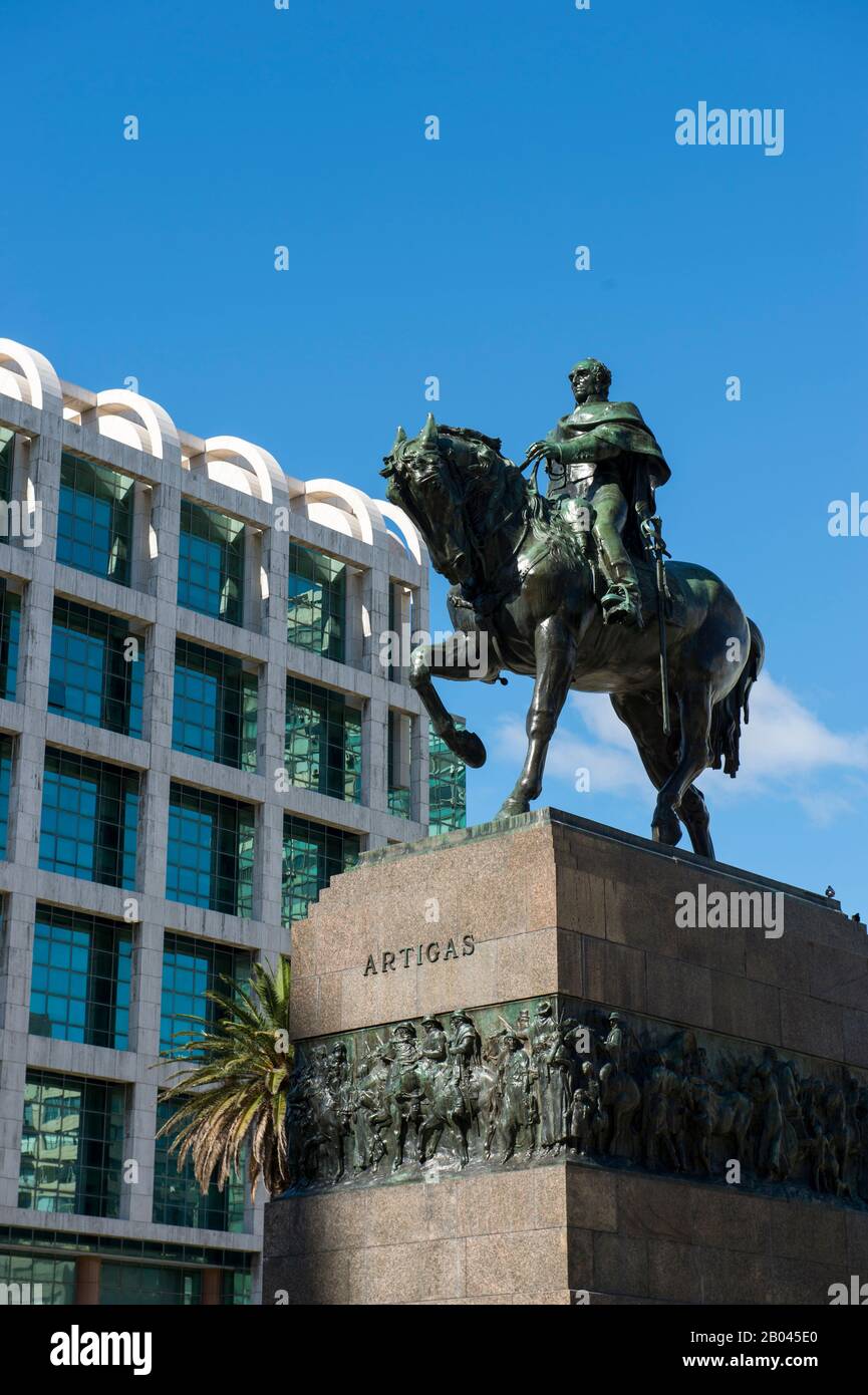 Statue von Gen. José Gervasio Artigas, Vater Uruguays und Held seiner Unabhängigkeitsbewegung, im Zentrum des Unabhängigkeitsplatzes (Plaza Indepen Stockfoto