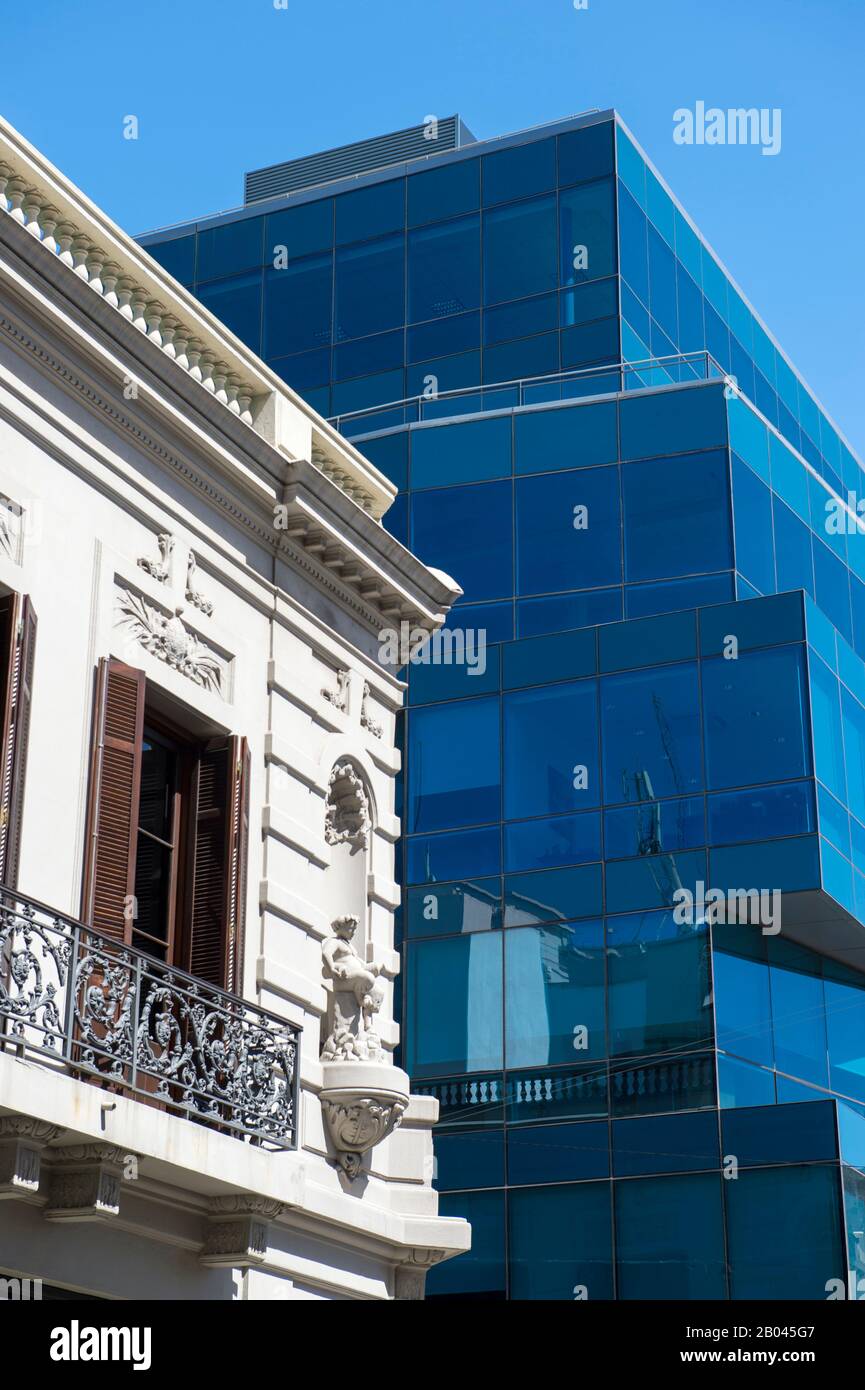 Straßenszene mit Details moderner und alter Architektur in Montevideo-Uruguay. Stockfoto