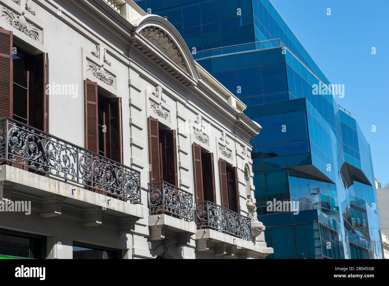 Straßenszene mit Details moderner und alter Architektur in Montevideo-Uruguay. Stockfoto