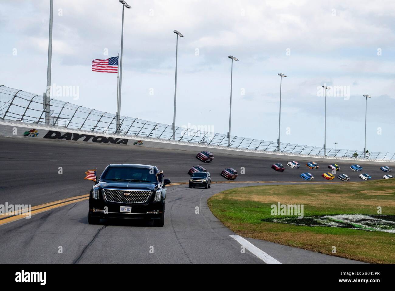 US-Präsident Donald Trump und First Lady Melania Trump fahren in der Präsidentenlimousine, während sie eine Temporunde vor dem Start des NASCAR Daytona 500 Autorennen auf dem Daytona International Speedway 16. Februar 2020 in Daytona Beach, Florida, machen. Neben der Temporunde diente Trump als offizieller Starter des Automobilrennens. Stockfoto