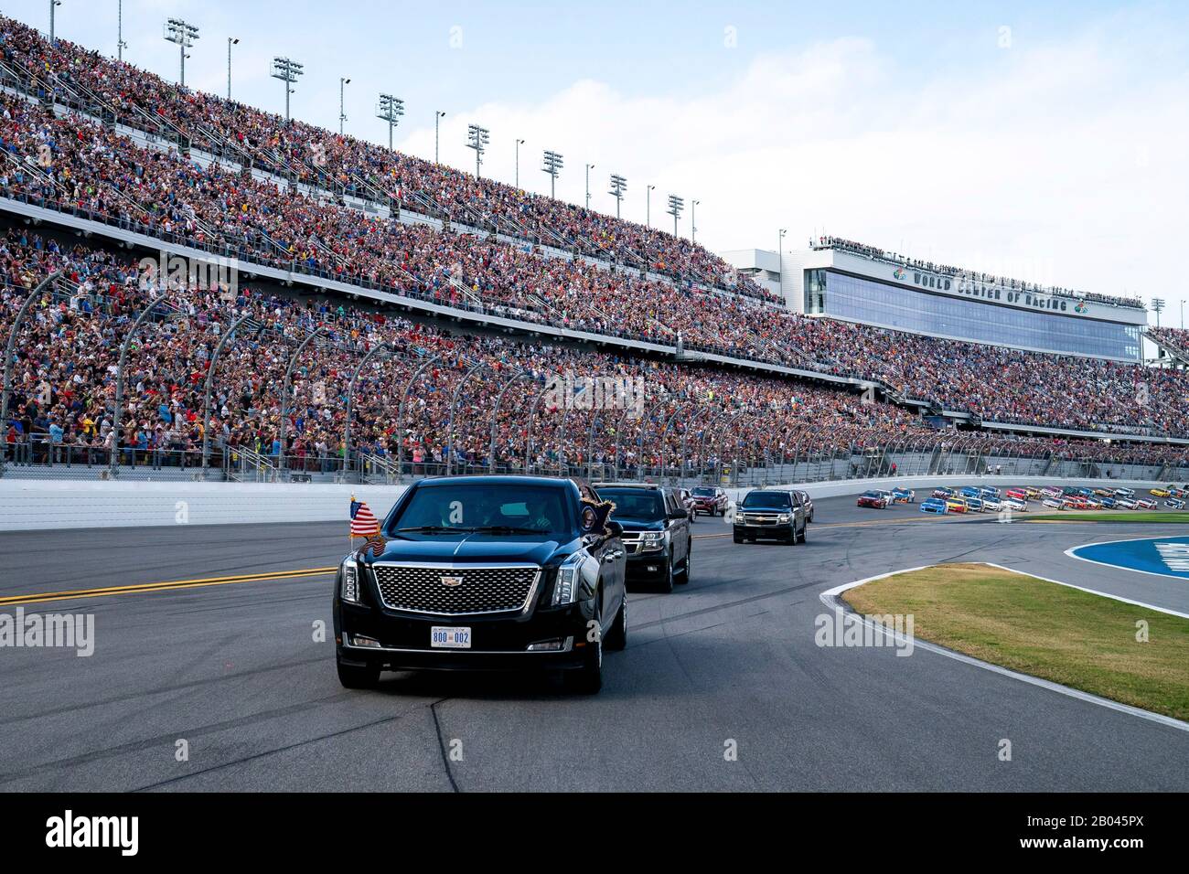 US-Präsident Donald Trump und First Lady Melania Trump fahren in der Präsidentenlimousine, während sie eine Temporunde vor dem Start des NASCAR Daytona 500 Autorennen auf dem Daytona International Speedway 16. Februar 2020 in Daytona Beach, Florida, machen. Neben der Temporunde diente Trump als offizieller Starter des Automobilrennens. Stockfoto