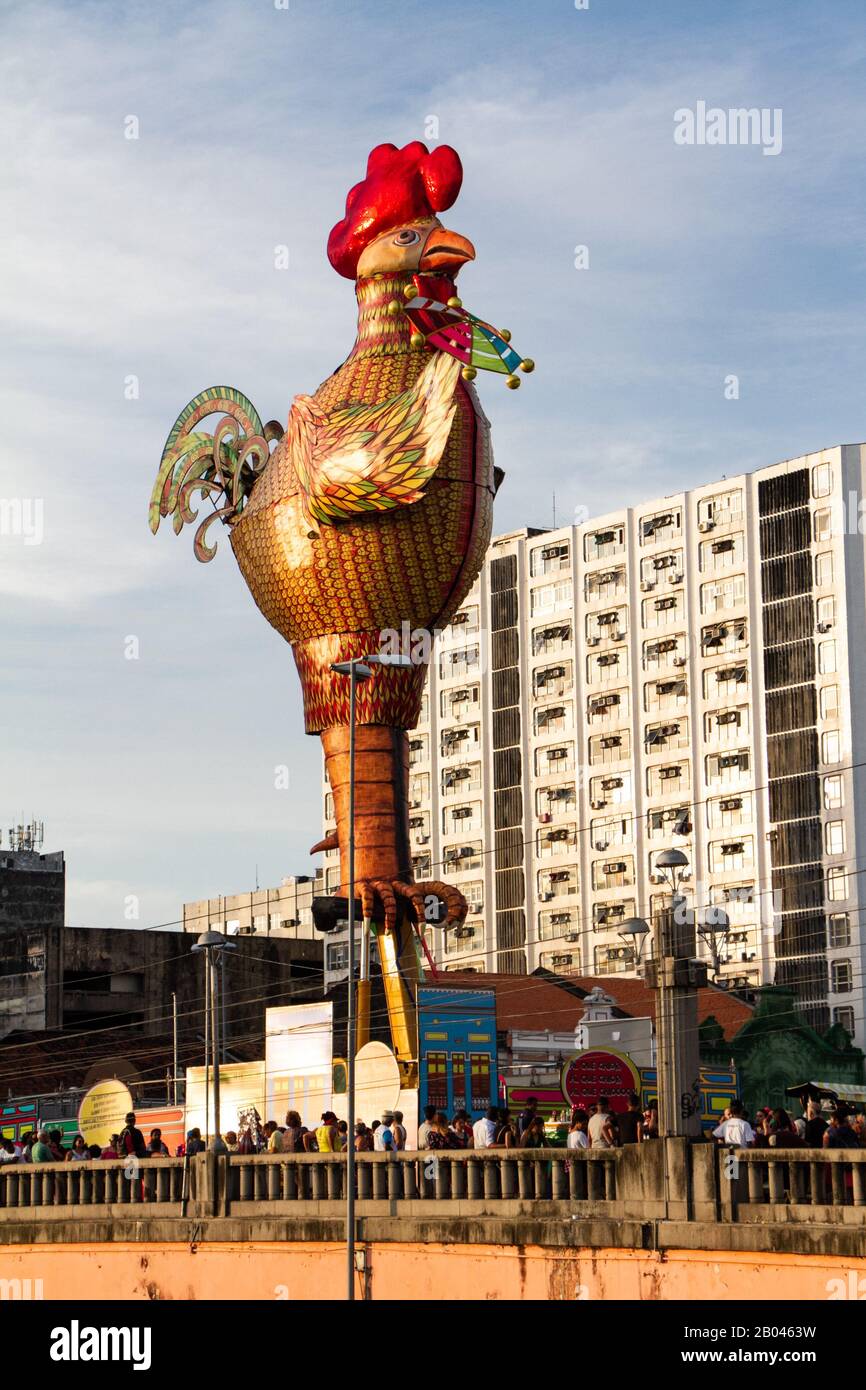 Recife/Pernambuco/Brasilien. Februar 2018. Straßenkarneval im Zentrum von Recife mit der riesigen Marionette des Blocks "Galo da Madrugada". Stockfoto